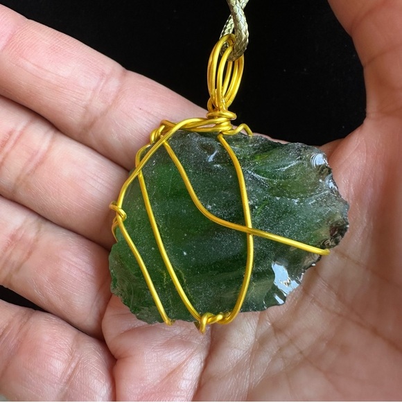 Pendant Green beach glass and Gold tone wire wrapping sea glass Necklace 5544 y - Picture 4 of 7